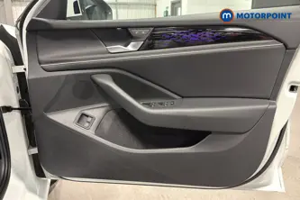 Volkswagen Passat Elegance Automatic Petrol Plug-In Hybrid Estate - Stock Number (1674554) - 18th supplementary image