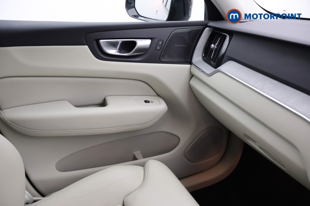 Volvo Xc60 Plus Automatic Petrol Plug-In Hybrid SUV - Stock Number (1676517) - 11th supplementary image