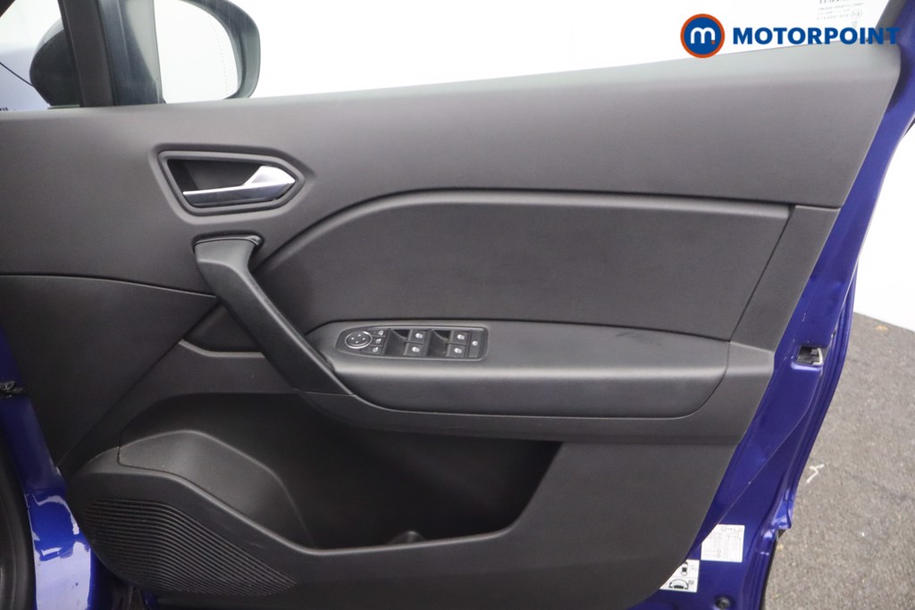 Renault Captur Iconic Manual Petrol SUV - Stock Number (1653150) - 8th supplementary image