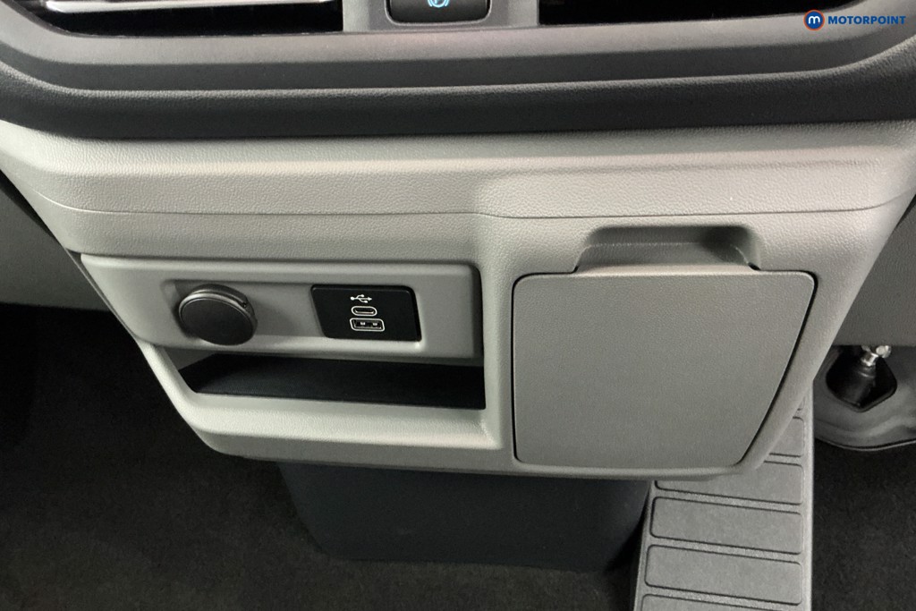 Ford Transit Custom Limited Automatic Petrol Plug-In Hybrid Standard Roof Minibus - Stock Number (1670098) - 11th supplementary image