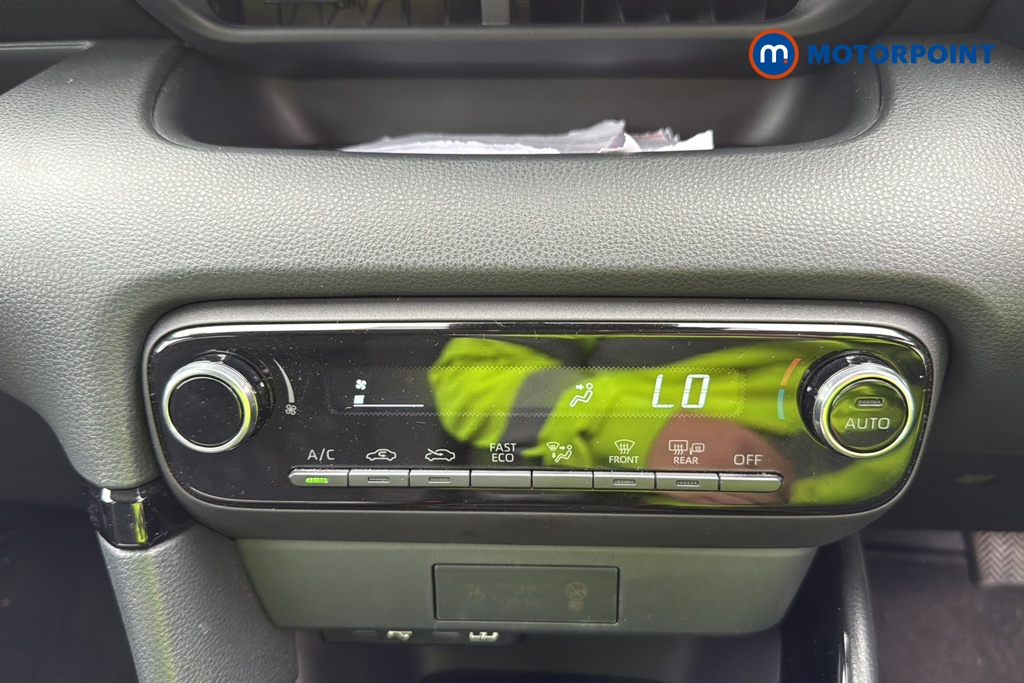 Toyota Yaris Design Automatic Petrol-Electric Hybrid Hatchback - Stock Number (1673772) - 12th supplementary image