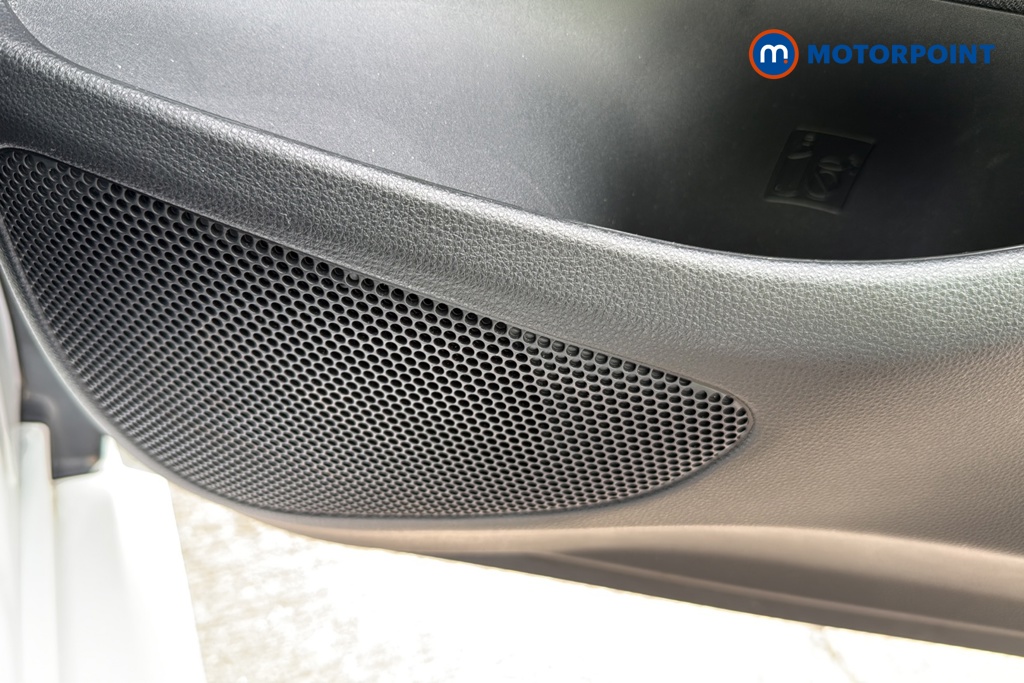 Toyota Yaris Design Automatic Petrol-Electric Hybrid Hatchback - Stock Number (1673772) - 21st supplementary image