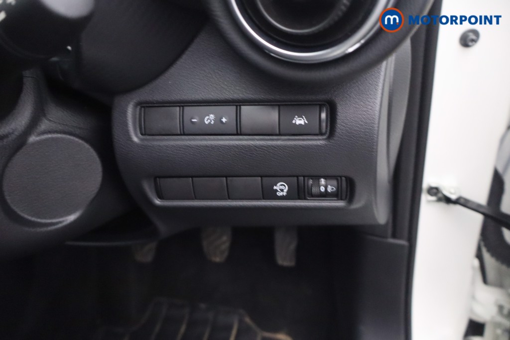 Nissan Juke N-Connecta Manual Petrol SUV - Stock Number (1677476) - 13th supplementary image