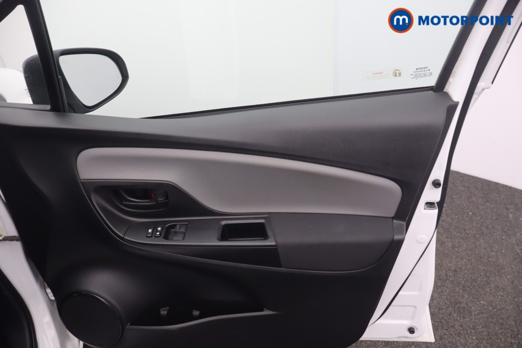 Toyota Yaris Active Automatic Petrol-Electric Hybrid Hatchback - Stock Number (1677294) - 8th supplementary image