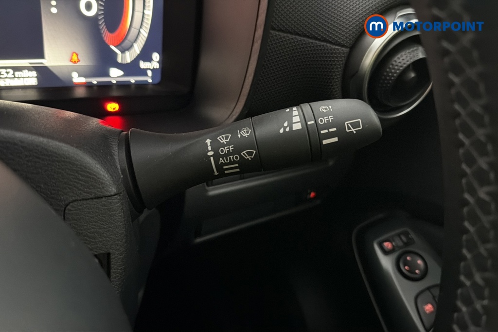 Nissan Juke N-Connecta Automatic Petrol-Electric Hybrid SUV - Stock Number (1662785) - 6th supplementary image