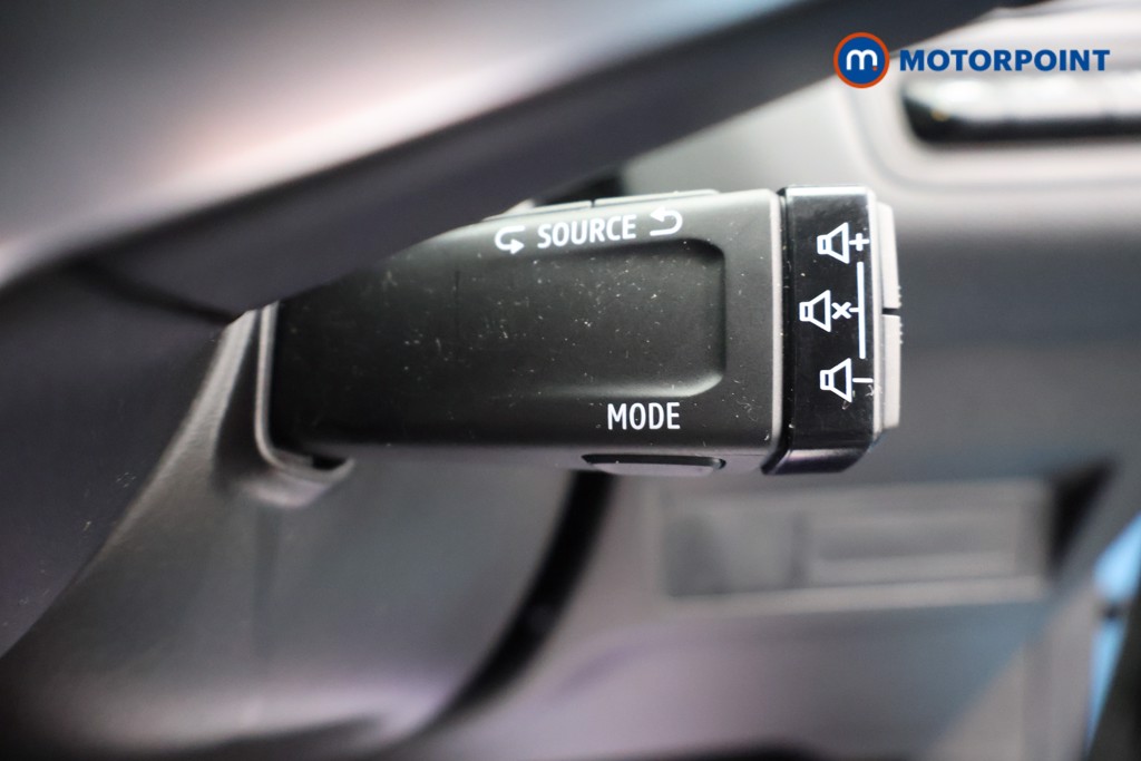 Renault Captur S Edition Automatic Petrol Plug-In Hybrid SUV - Stock Number (1677870) - 7th supplementary image