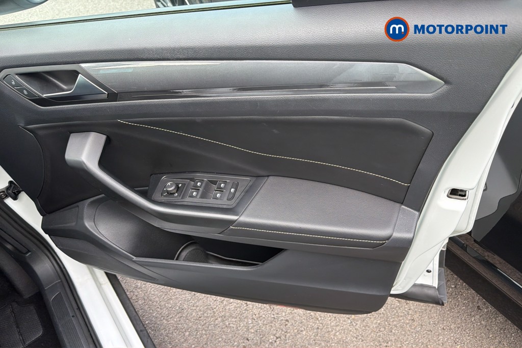 Volkswagen T-Roc Style Manual Petrol SUV - Stock Number (1679433) - 1st supplementary image