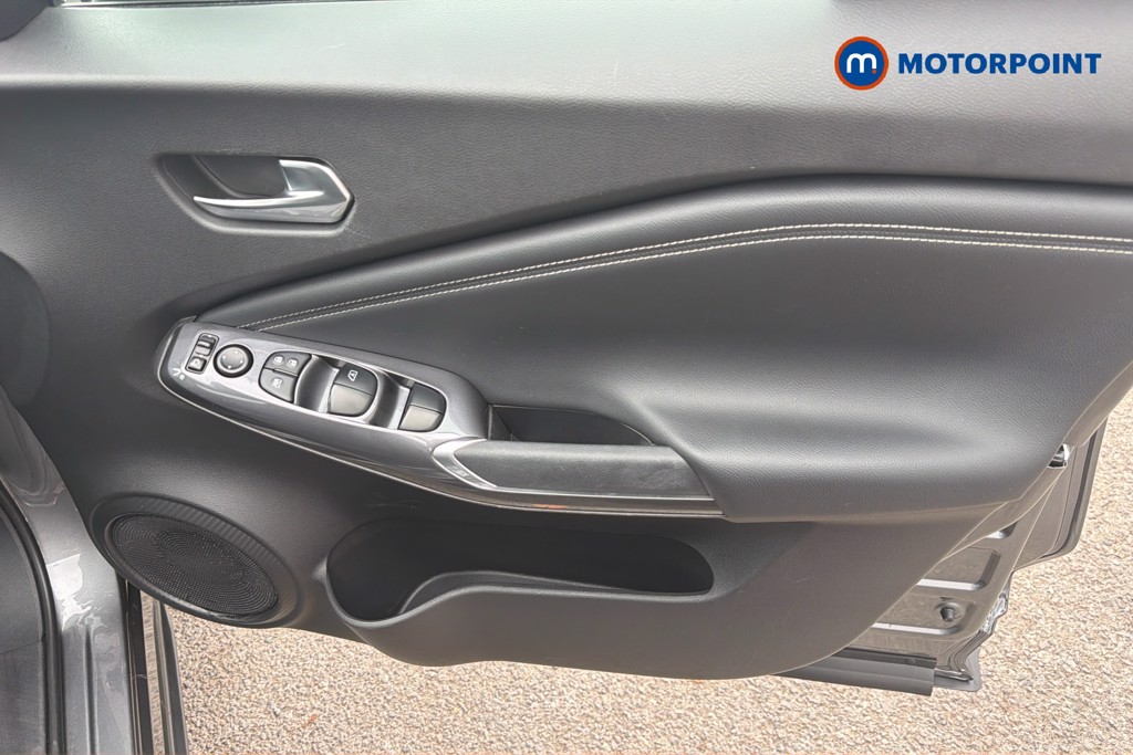 Nissan Juke N-Connecta Automatic Petrol SUV - Stock Number (1676790) - 1st supplementary image