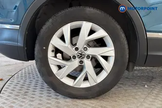 Volkswagen Tiguan Life Manual Petrol SUV - Stock Number (1684133) - 46th supplementary image