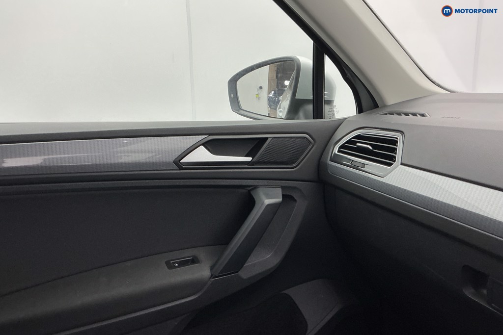 Volkswagen Tiguan Life Manual Petrol SUV - Stock Number (1680505) - 21st supplementary image