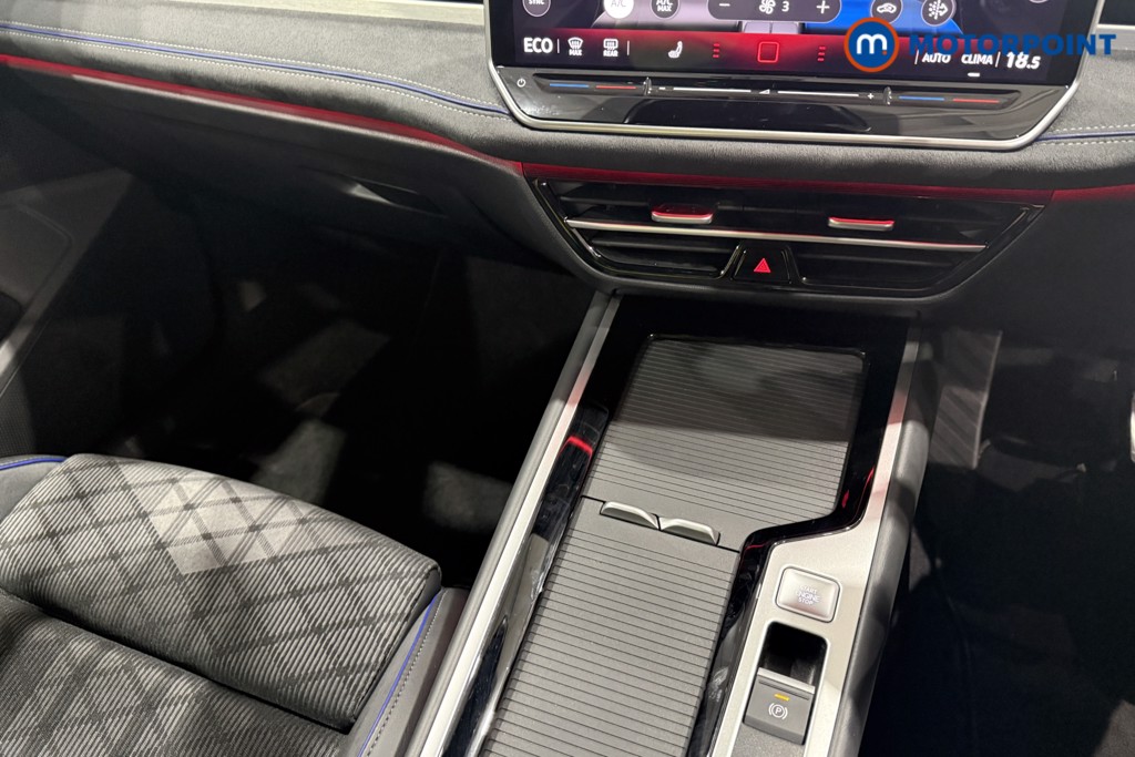Volkswagen Passat R-Line Automatic Petrol Plug-In Hybrid Estate - Stock Number (1672191) - 9th supplementary image