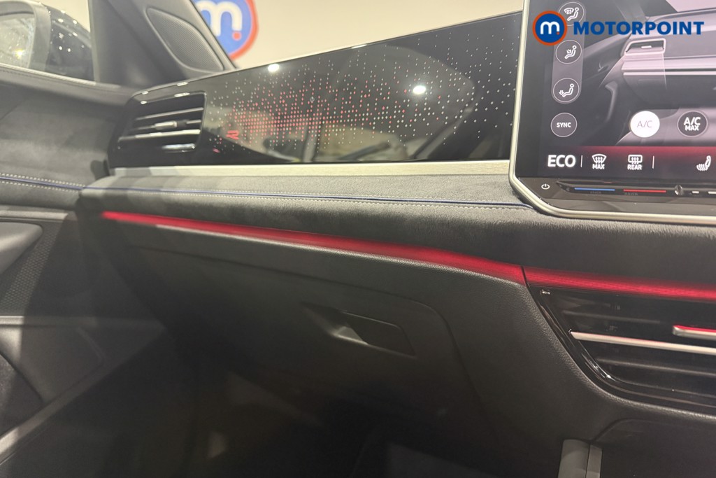 Volkswagen Passat R-Line Automatic Petrol Plug-In Hybrid Estate - Stock Number (1672191) - 11th supplementary image
