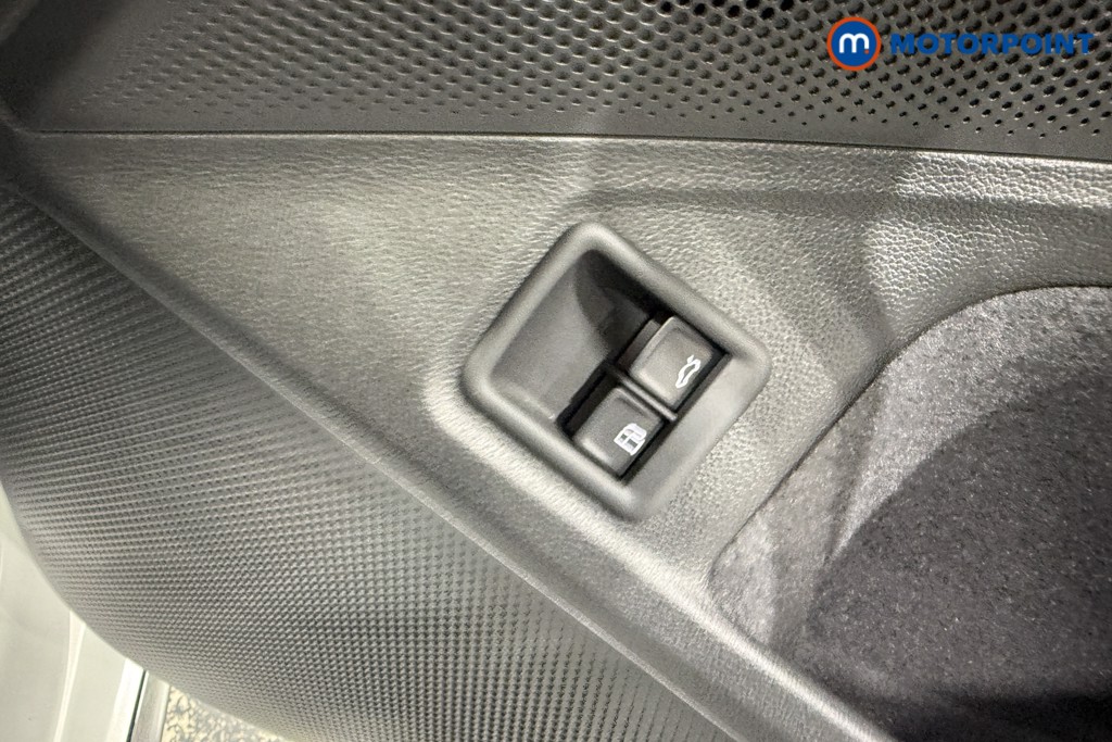 Volkswagen Passat R-Line Automatic Petrol Plug-In Hybrid Estate - Stock Number (1672191) - 15th supplementary image