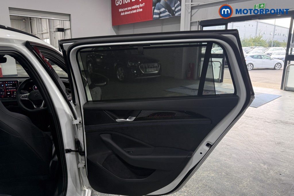 Volkswagen Passat R-Line Automatic Petrol Plug-In Hybrid Estate - Stock Number (1672191) - 21st supplementary image