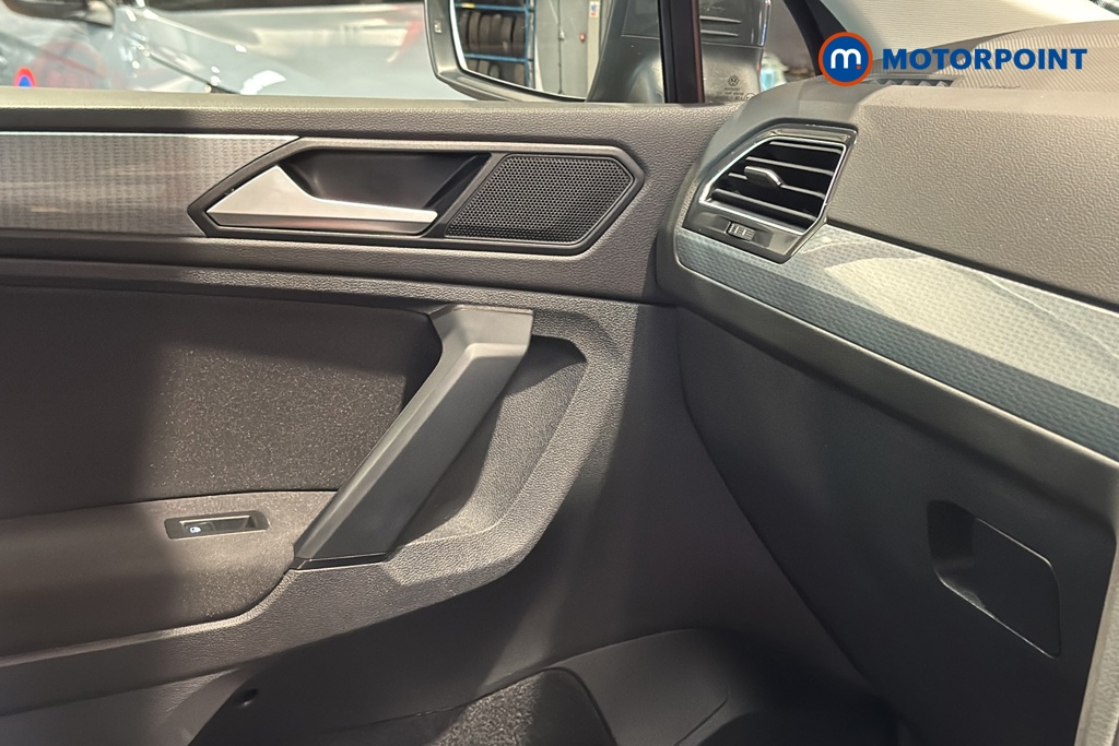 Volkswagen Tiguan Life Manual Petrol SUV - Stock Number (1672096) - 993rd supplementary image