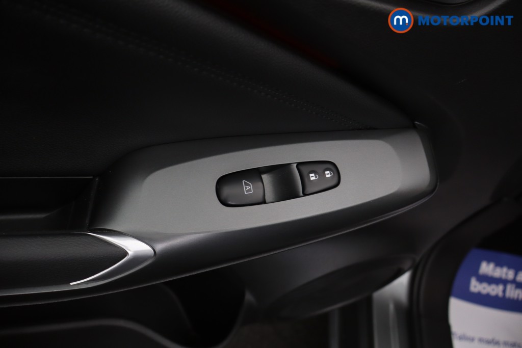 Nissan Juke N-Connecta Automatic Petrol SUV - Stock Number (1667434) - 31st supplementary image