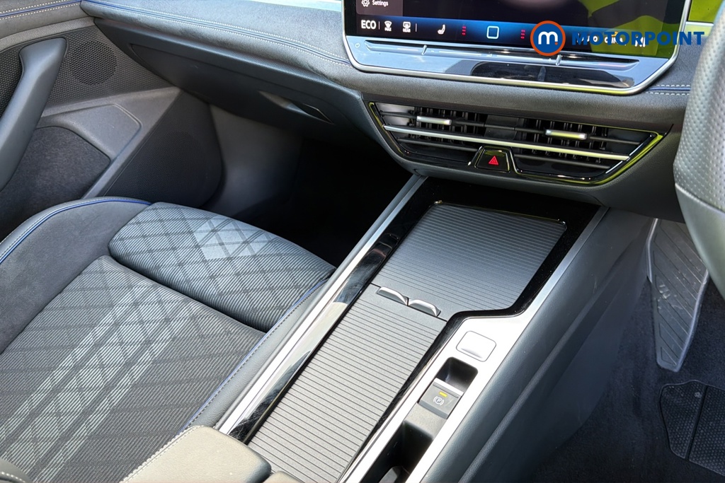 Volkswagen Passat R-Line Automatic Petrol Plug-In Hybrid Estate - Stock Number (1688416) - 15th supplementary image