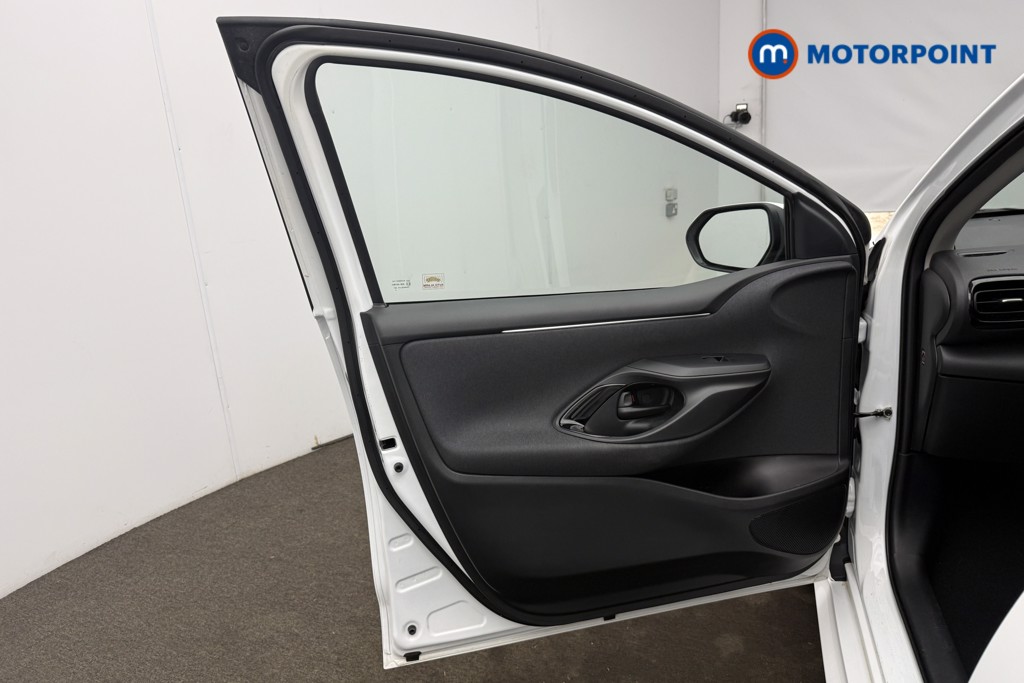 Toyota Yaris Design Automatic Petrol-Electric Hybrid Hatchback - Stock Number (1680514) - 5th supplementary image