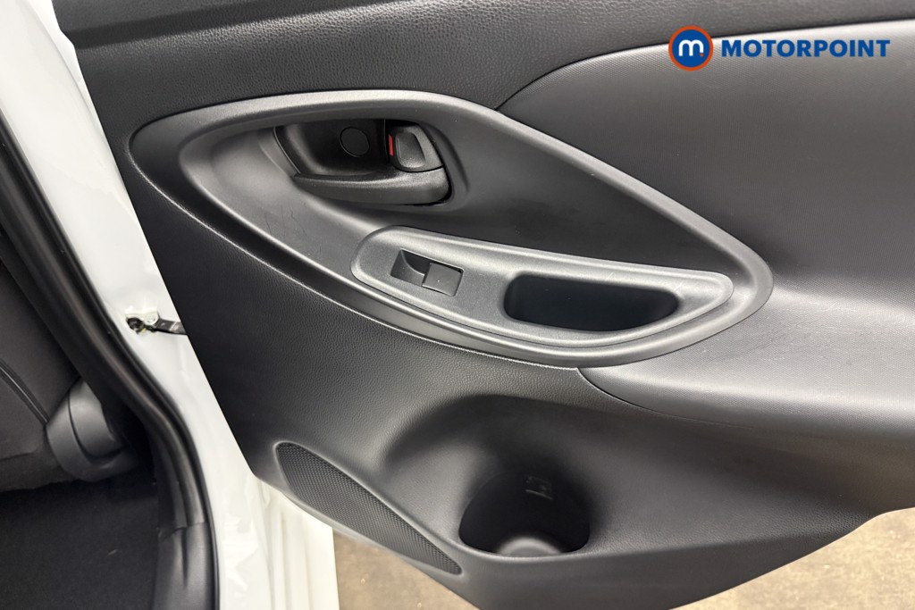 Toyota Yaris Design Automatic Petrol-Electric Hybrid Hatchback - Stock Number (1680514) - 22nd supplementary image