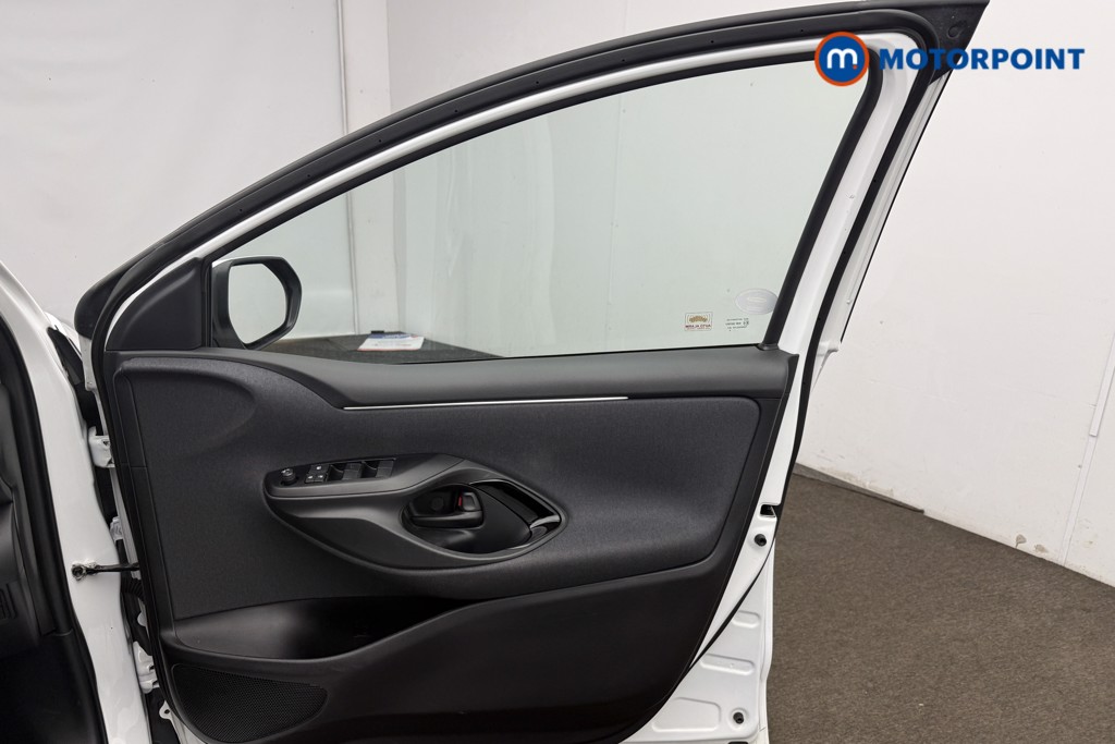 Toyota Yaris Design Automatic Petrol-Electric Hybrid Hatchback - Stock Number (1680514) - 29th supplementary image