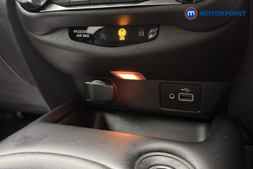 Nissan Juke N-Connecta Manual Petrol SUV - Stock Number (1688235) - 15th supplementary image