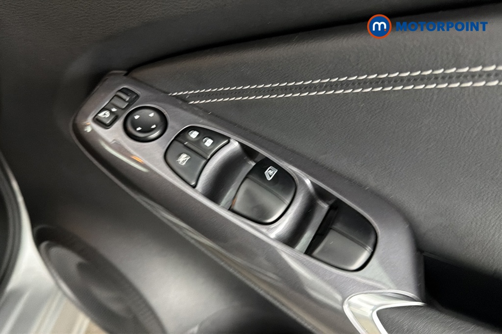 Nissan Juke N-Connecta Manual Petrol SUV - Stock Number (1686780) - 19th supplementary image