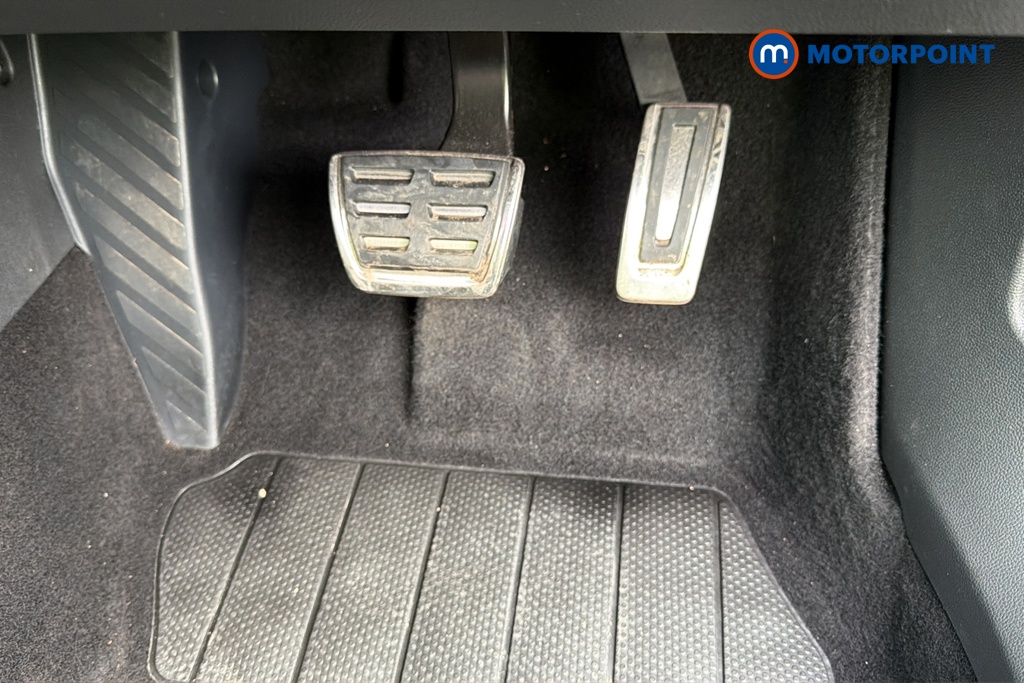 Volkswagen Passat R-Line Automatic Petrol Plug-In Hybrid Estate - Stock Number (1689871) - 24th supplementary image